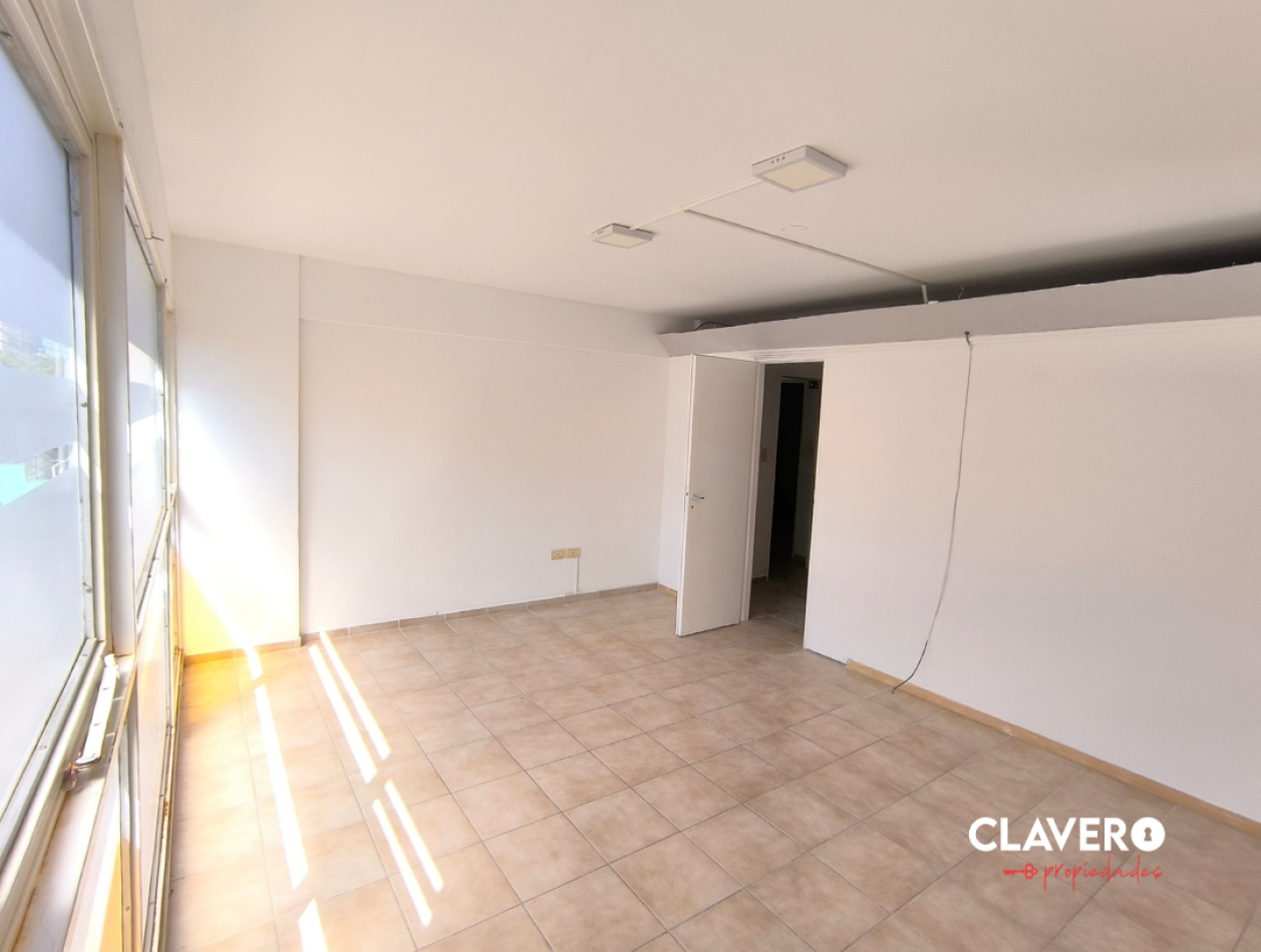 Oficina Amplia - Micro Centro Santa Rosa - Construccion Nueva